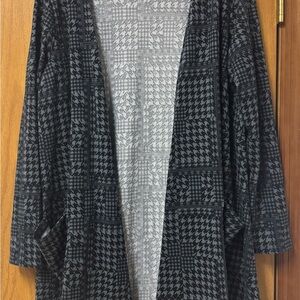 LuLaRoe Black and Gray Houndstooth Pattern Caroline Cardigan Duster Sweater